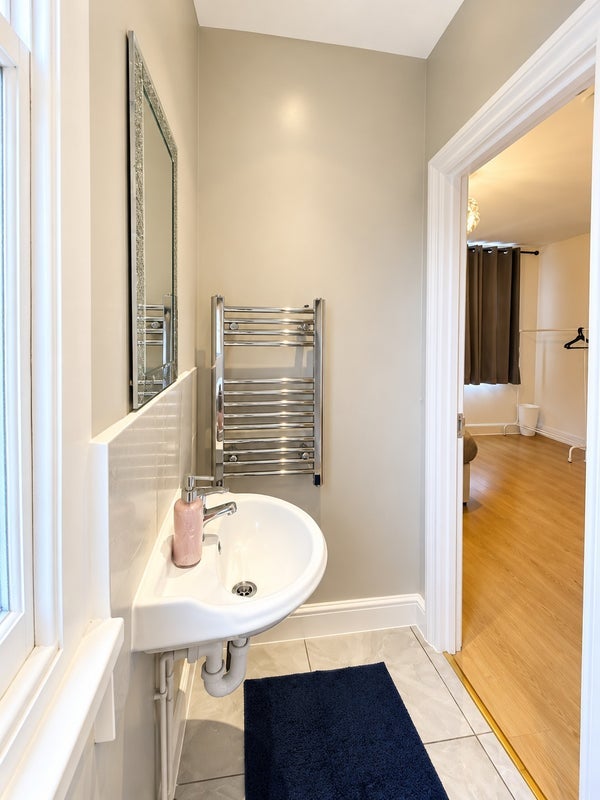 Room Sandy Hill Road in Greater London