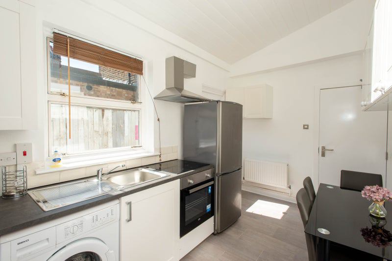 Room Sandy Hill Road in Greater London