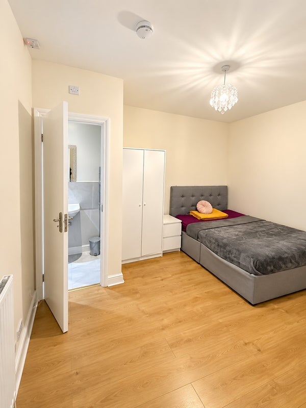 Room Sandy Hill Road in Greater London