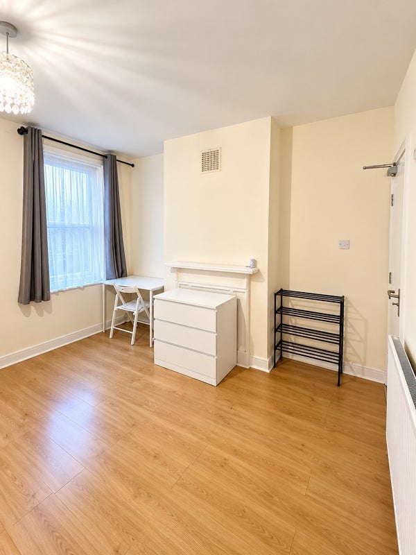 Room Sandy Hill Road in Greater London