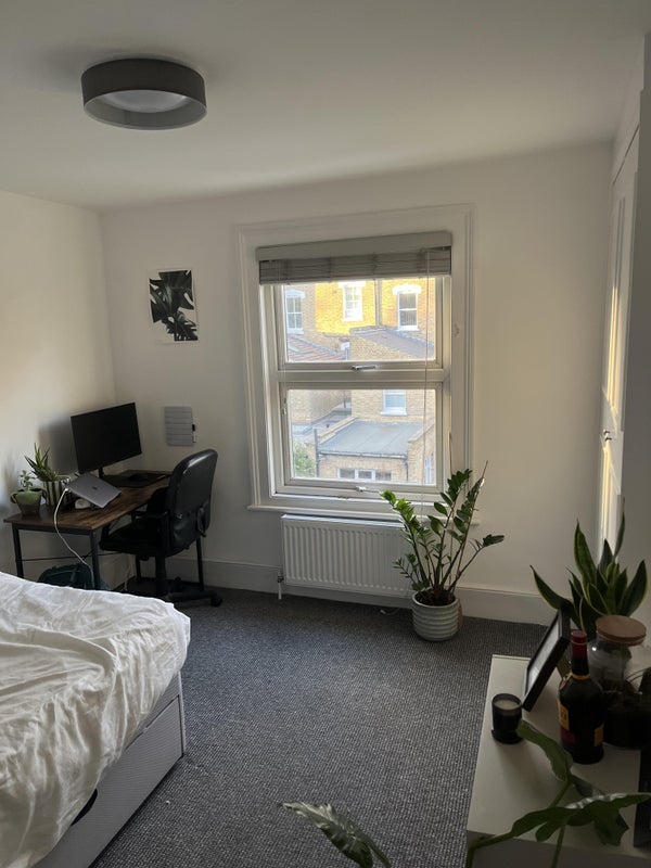 Room Sandmere Road in Greater London