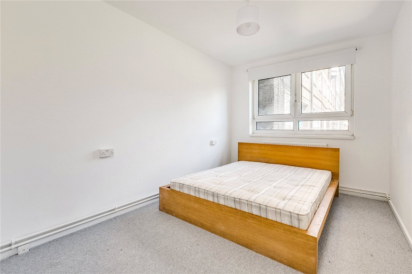 Flat Woodseer Street in Greater London