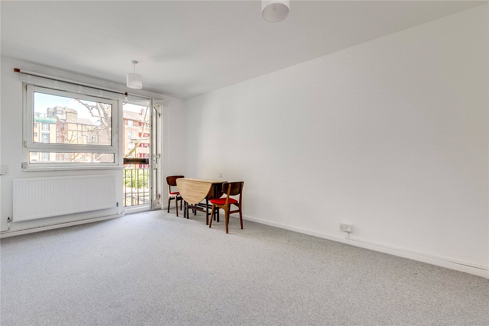Flat Woodseer Street in Greater London