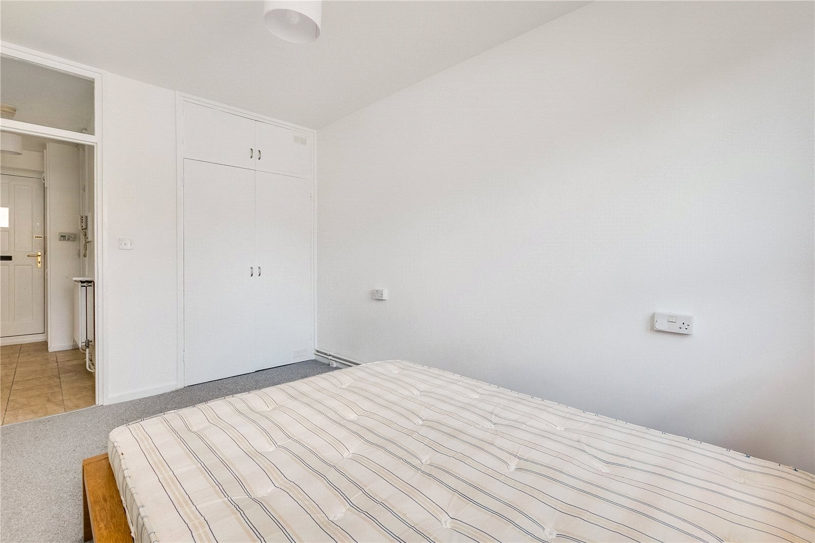 Flat Woodseer Street in Greater London