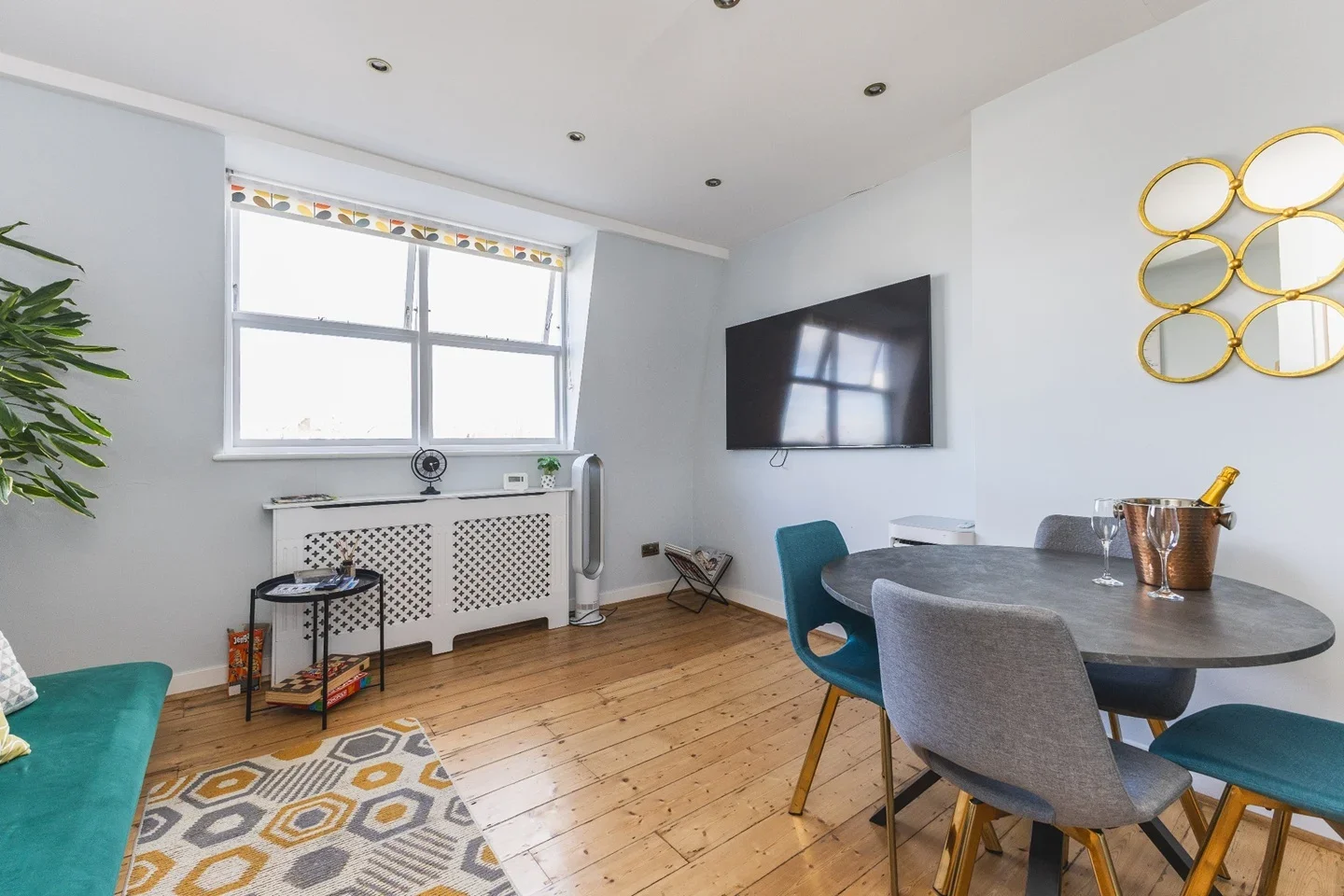 Flat Sinclair Road in Greater London