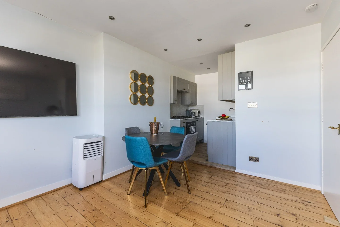 Flat Sinclair Road in Greater London