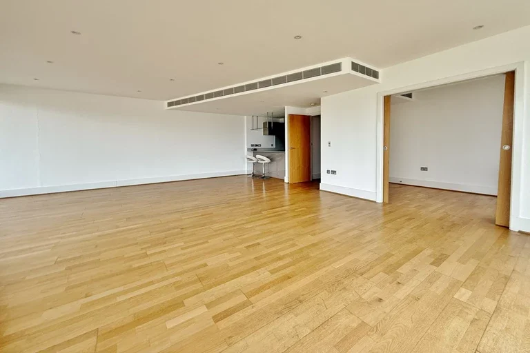 Flat Hammersmith Road in Greater London