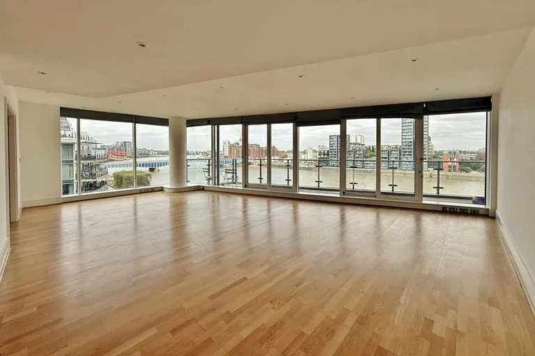 Flat Hammersmith Road in Greater London