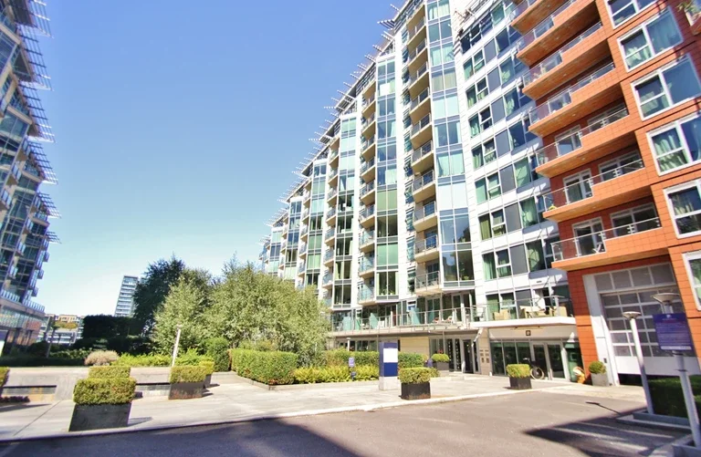 Flat Hammersmith Road in Greater London