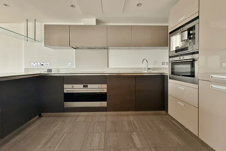 Flat Hammersmith Road in Greater London