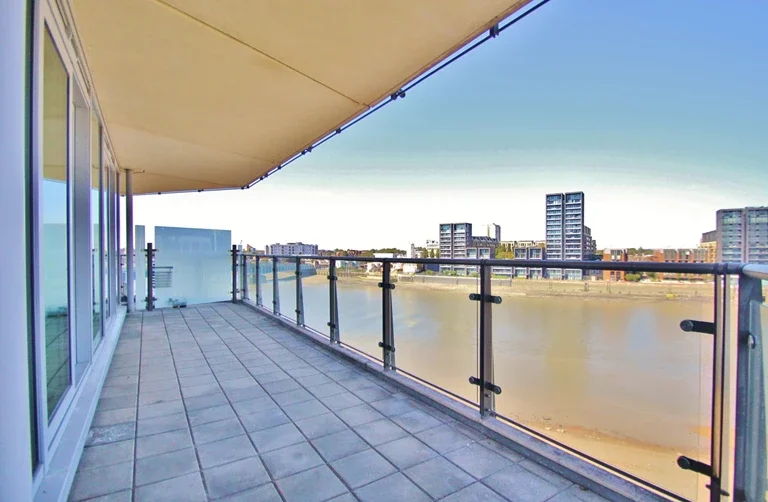 Flat Hammersmith Road in Greater London