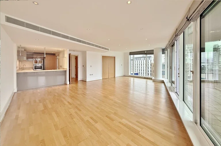Flat Hammersmith Road in Greater London