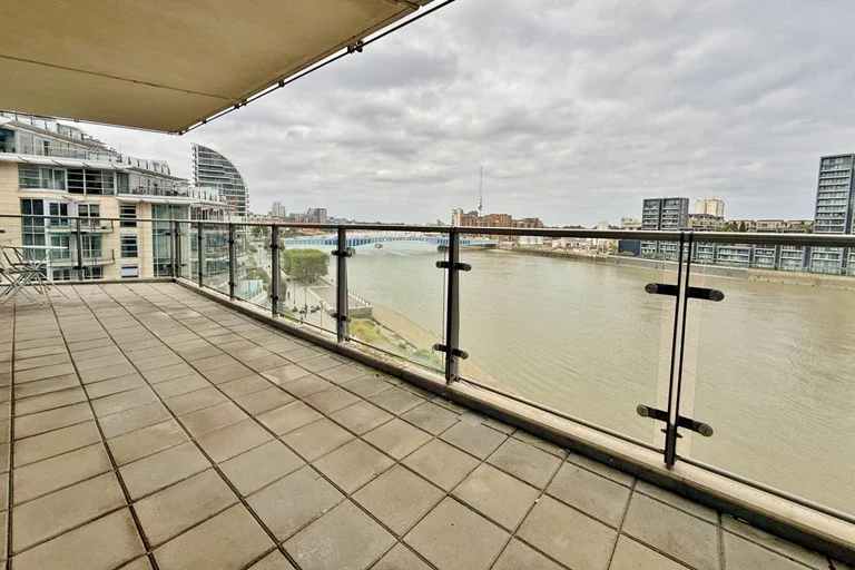 Flat Hammersmith Road in Greater London