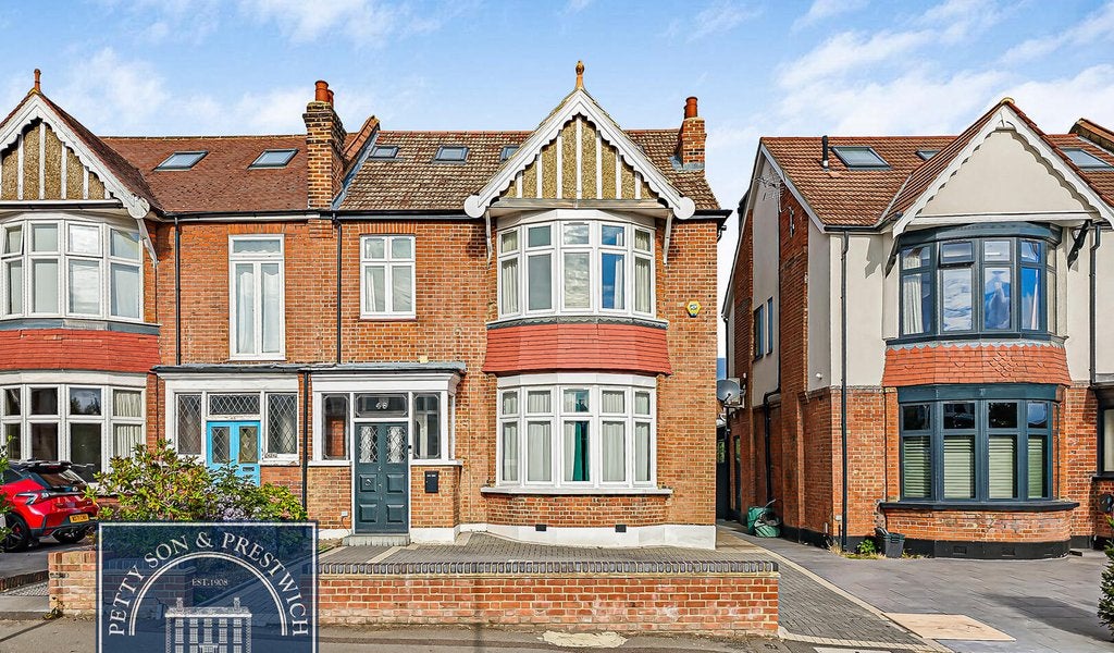 House Redbridge Lane West in Greater London