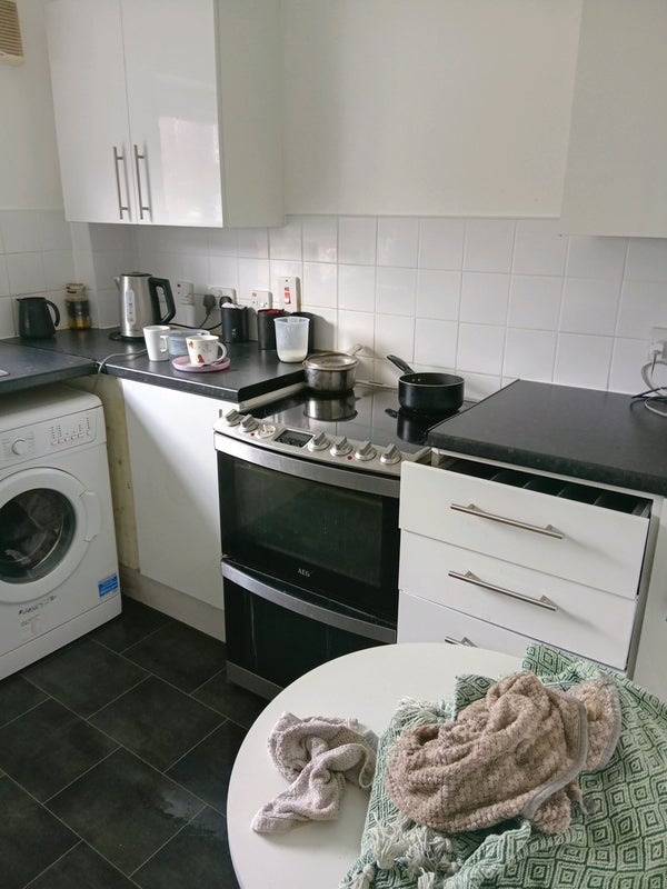 Room Renfrew Close in Greater London