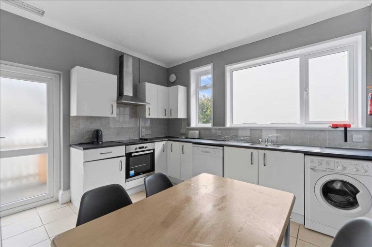 Room Beechwood Avenue in Plymouth