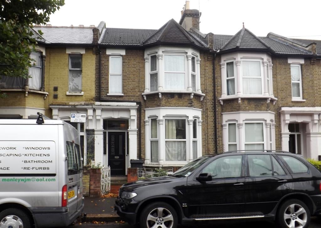 Flat Warren Road in Greater London