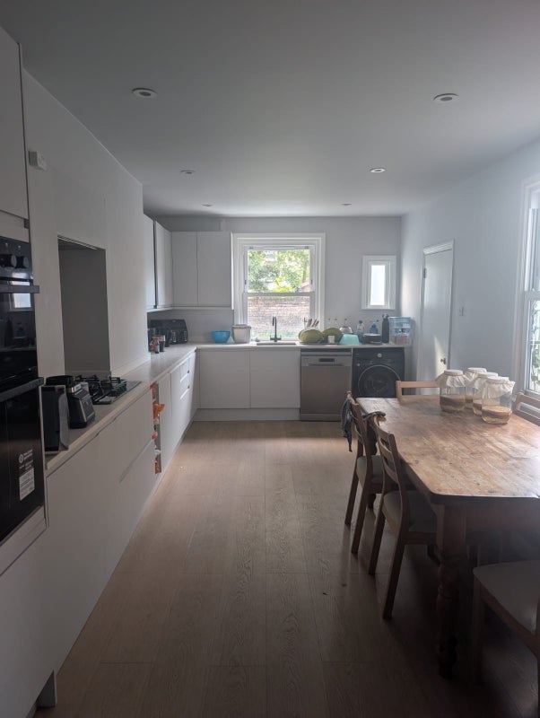 Room Bloemfontein Road in Greater London