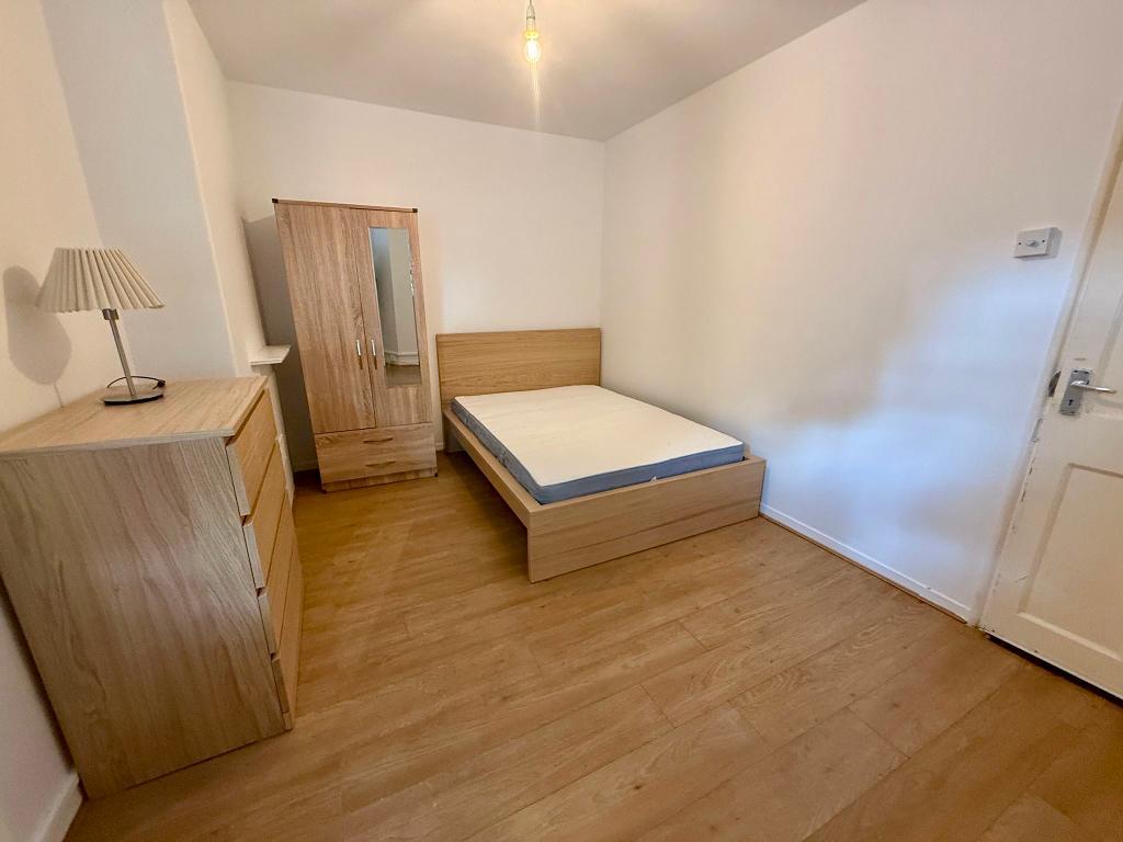 Room Australia Road in Greater London