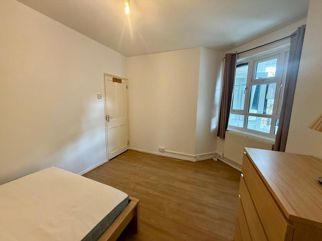 Room Australia Road in Greater London
