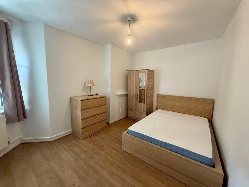 Room Australia Road in Greater London