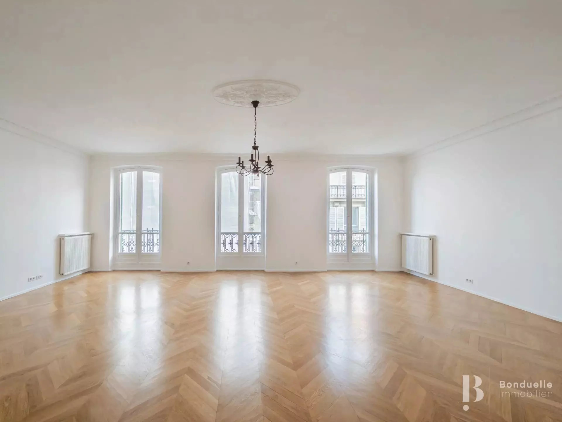 Flat Rue Lamennais in Paris