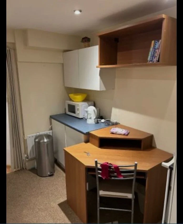 Room Sheldrick Close in Greater London