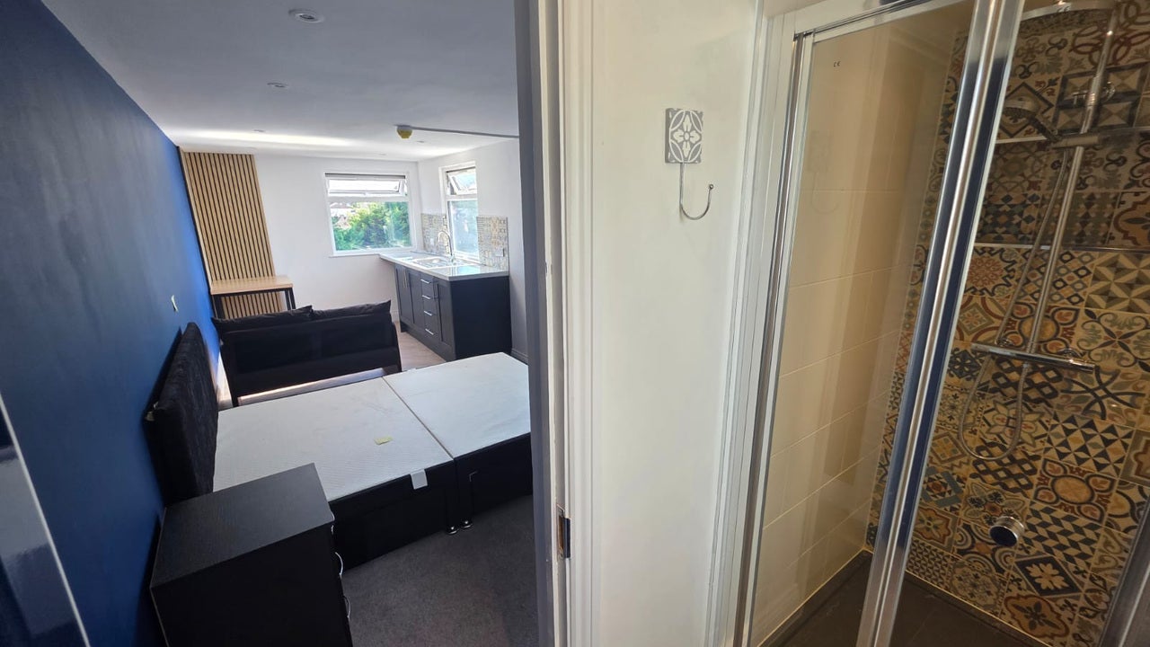 Room Clarendon Road in Luton