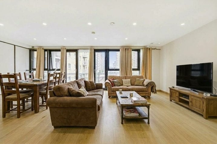 Flat Meridian Place in Greater London