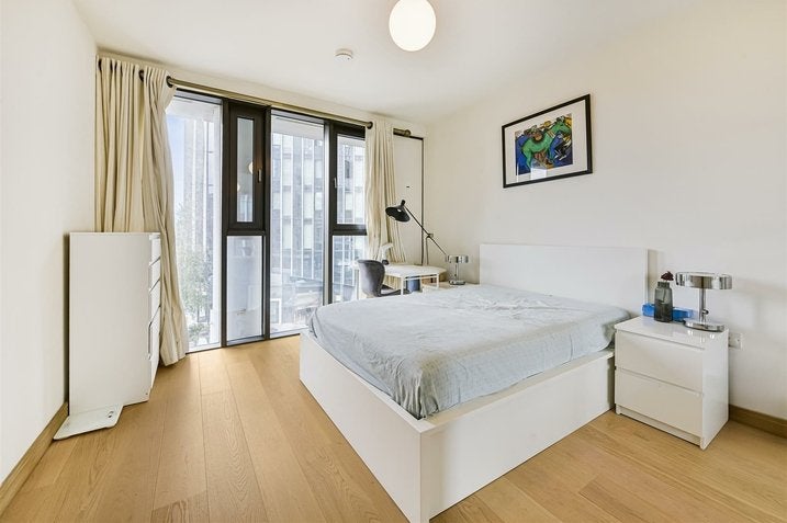 Flat Meridian Place in Greater London