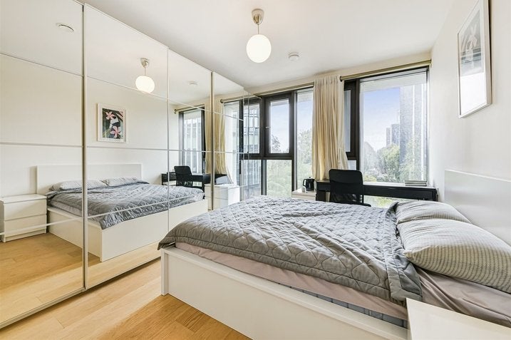 Flat Meridian Place in Greater London