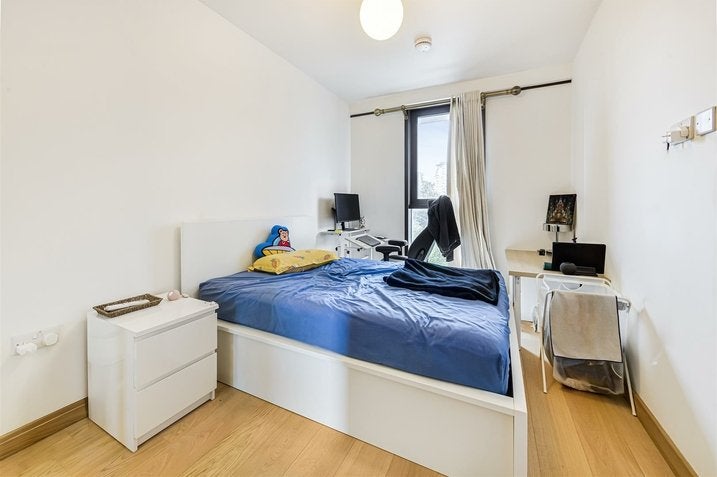 Flat Meridian Place in Greater London