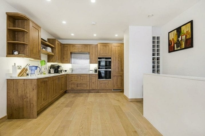 Flat Meridian Place in Greater London