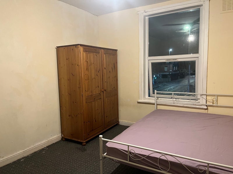 Room Harehills Lane in Leeds
