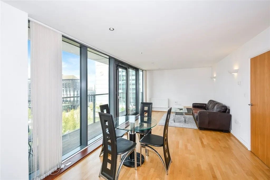 Flat Blackwall Way in Greater London