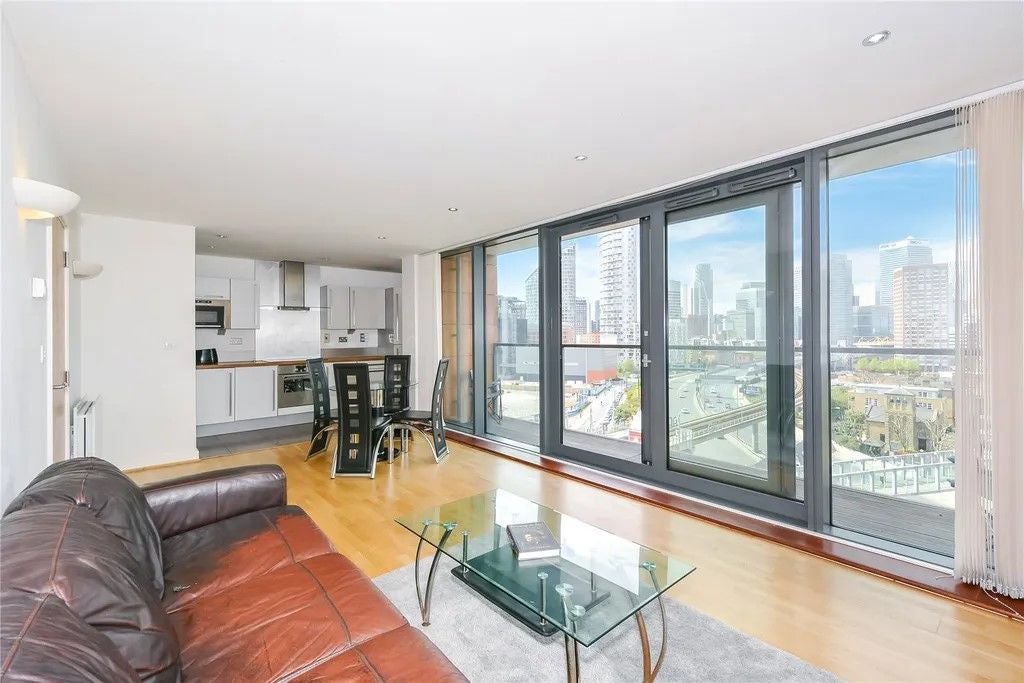 Flat Blackwall Way in Greater London