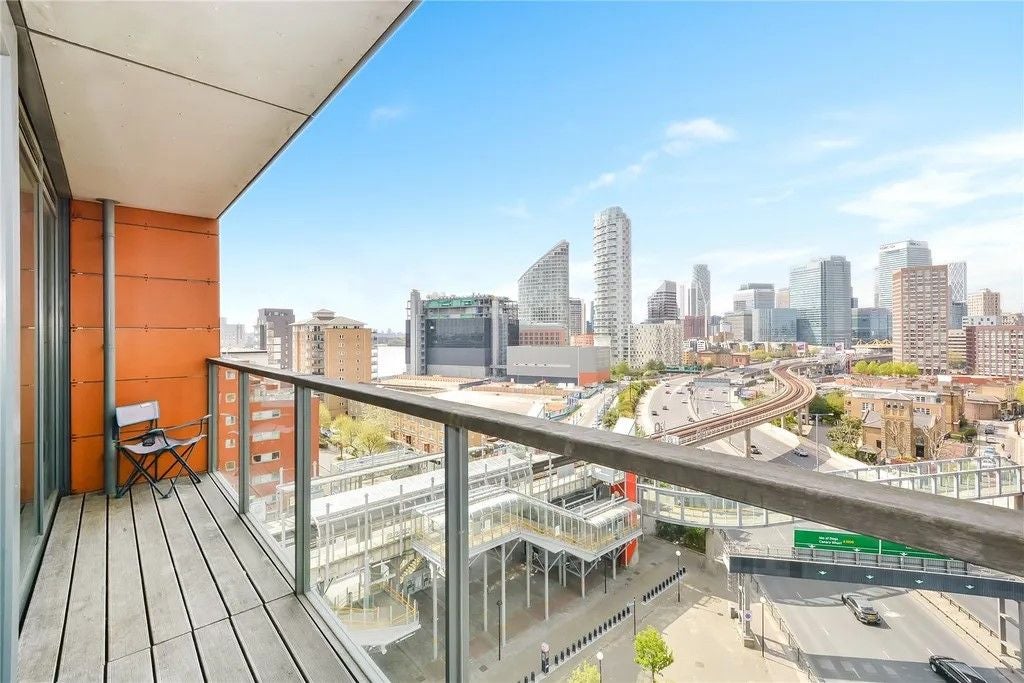 Flat Blackwall Way in Greater London