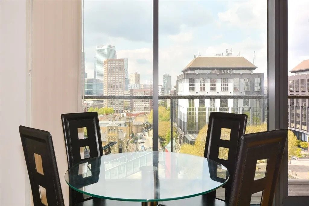 Flat Blackwall Way in Greater London