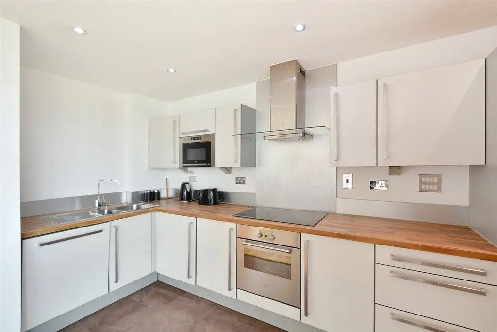 Flat Blackwall Way in Greater London