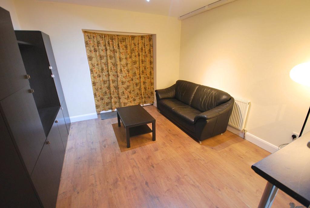 Flat Ealing Road in Greater London
