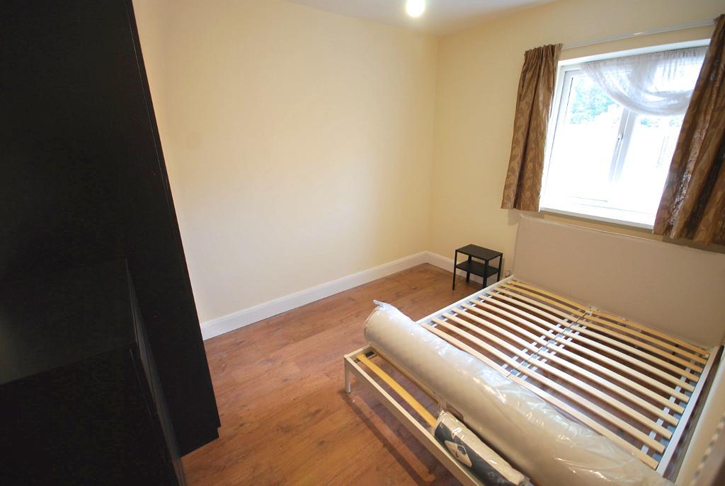 Flat Ealing Road in Greater London