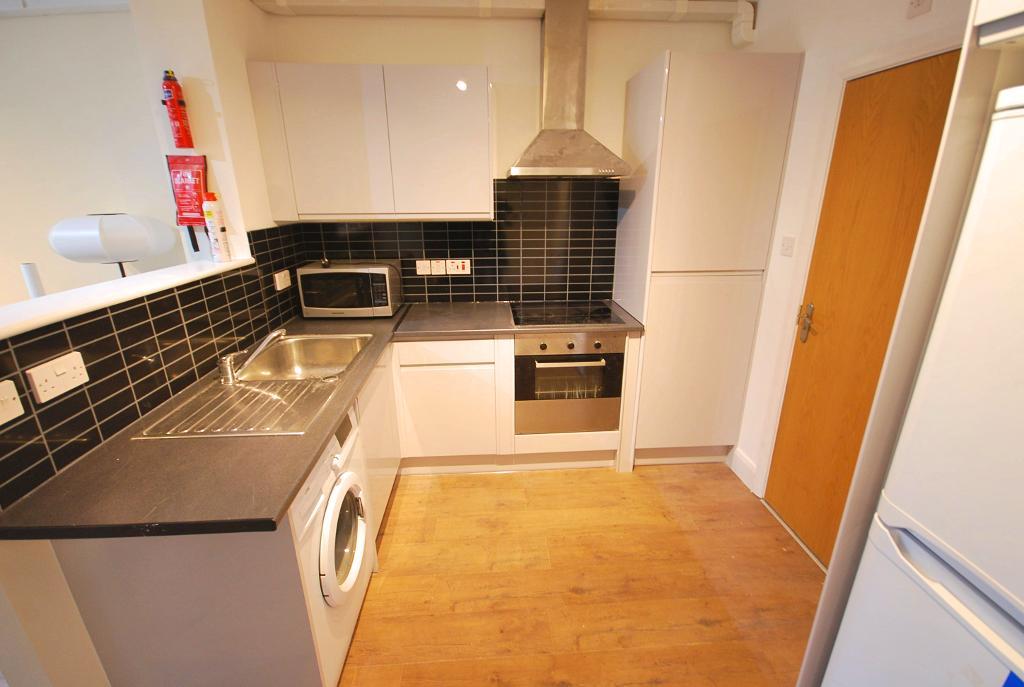 Flat Ealing Road in Greater London