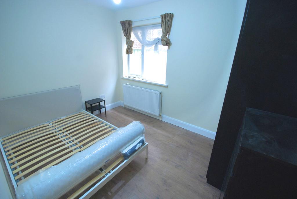 Flat Ealing Road in Greater London