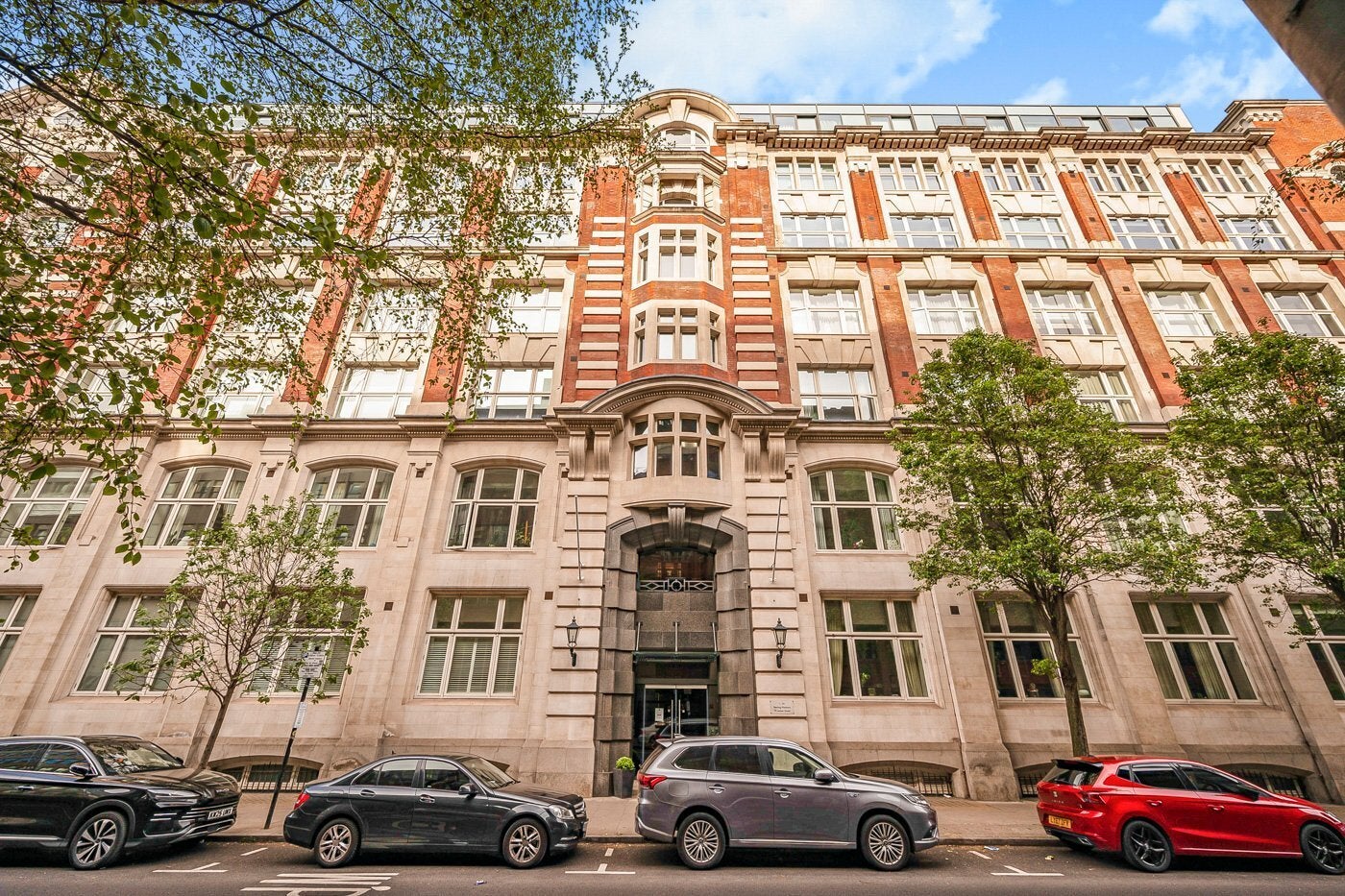 Flat Leman Street in Greater London
