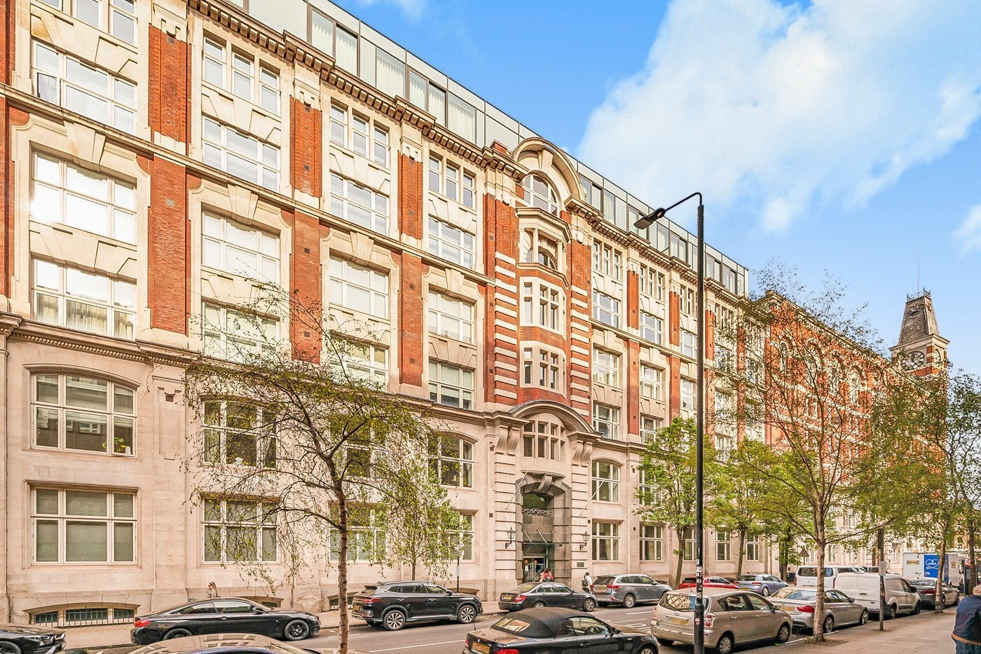 Flat Leman Street in Greater London