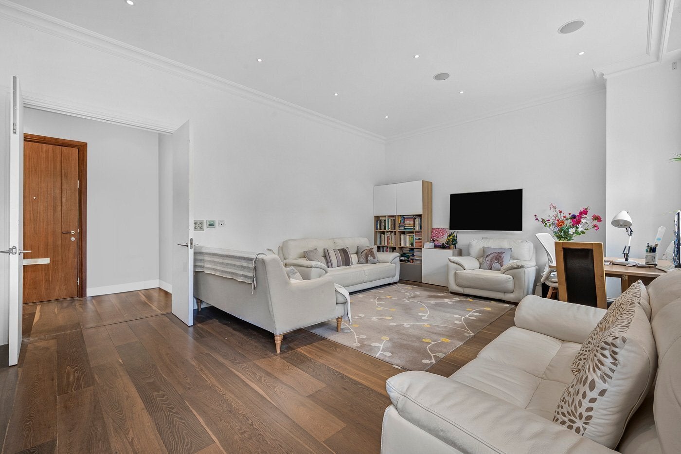 Flat Leman Street in Greater London