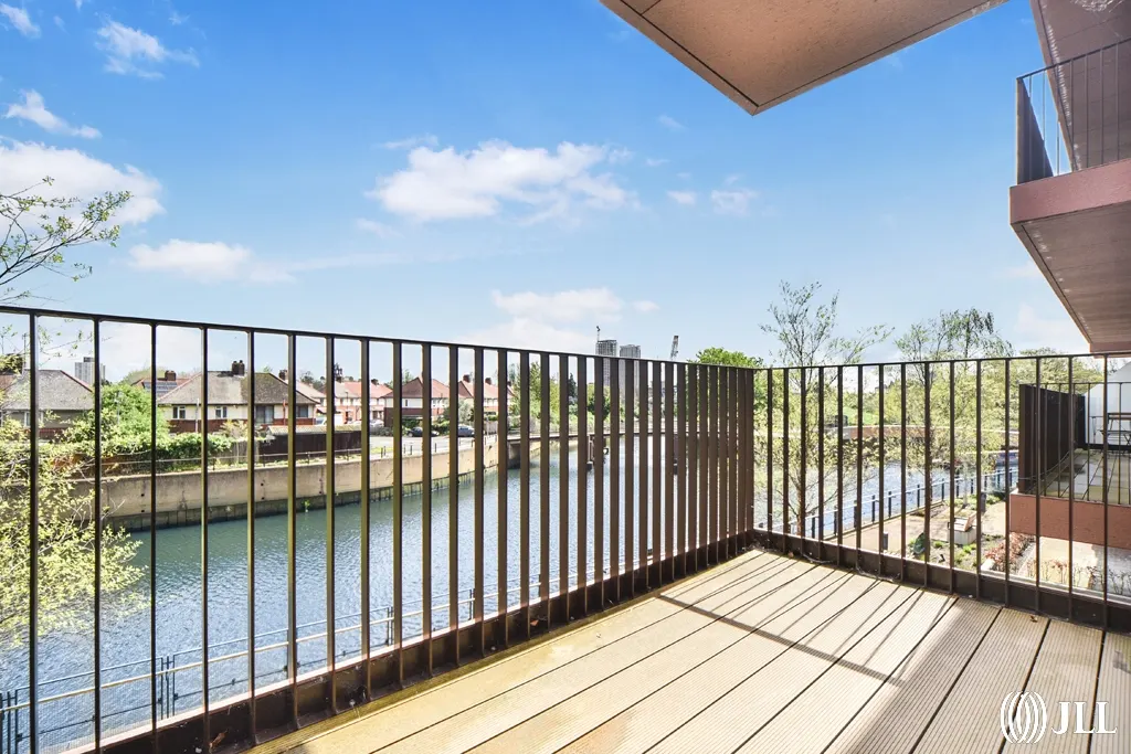 Flat Copperworks Wharf in Greater London