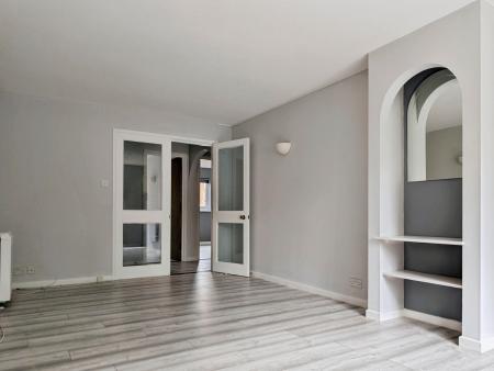 Flat Pycroft Way in Greater London