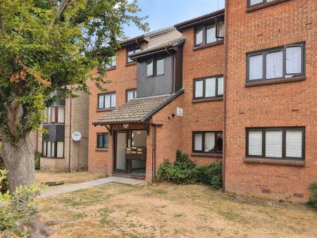 Flat Pycroft Way in Greater London