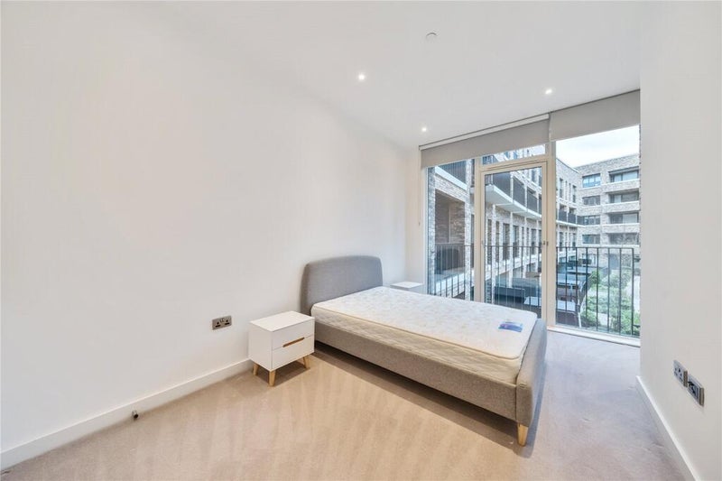 Room Surrey Quays Road in Greater London